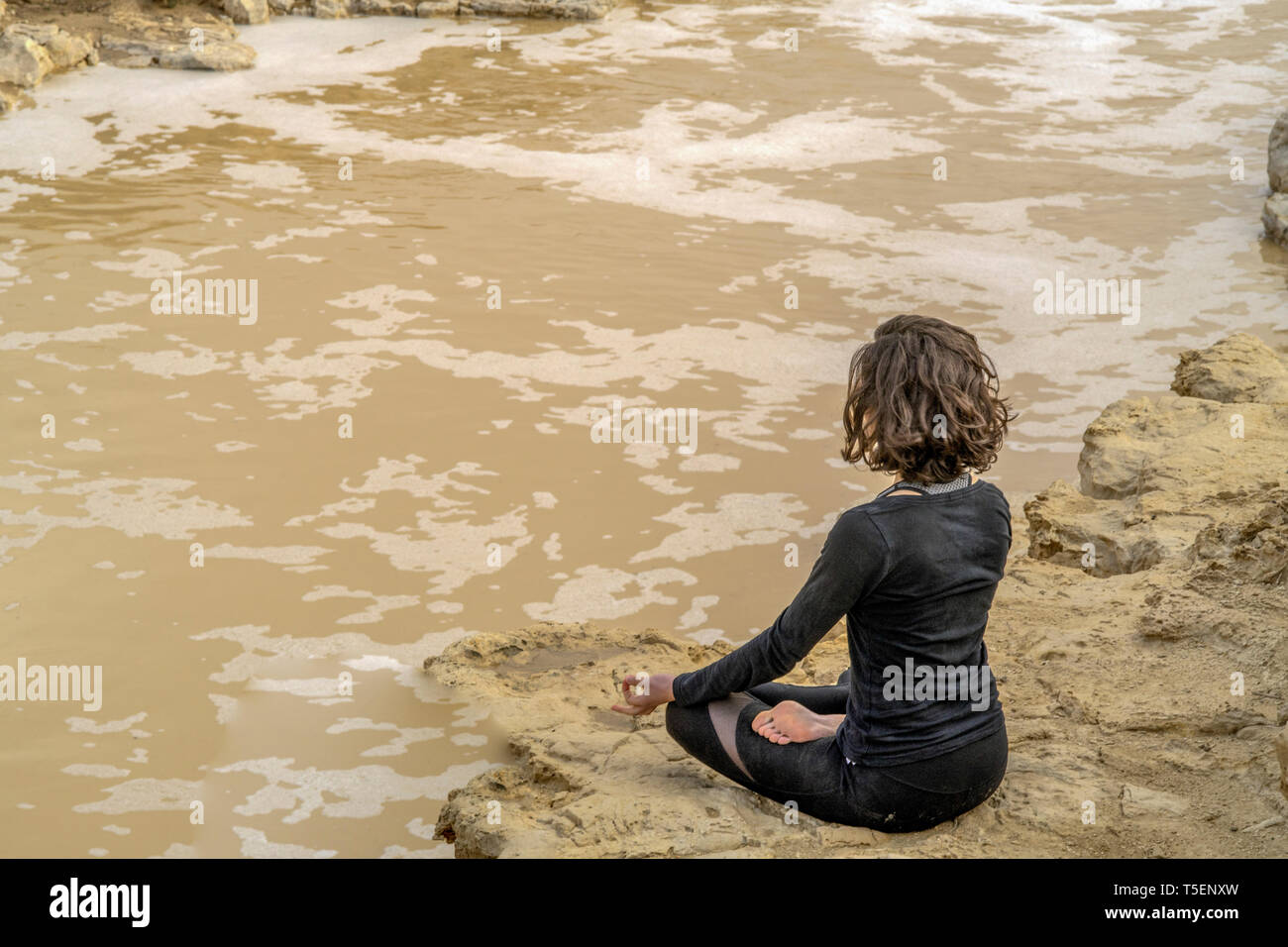 Israël, désert du Néguev, la femme jouit de la puissance naturelle d'une crue éclair Banque D'Images