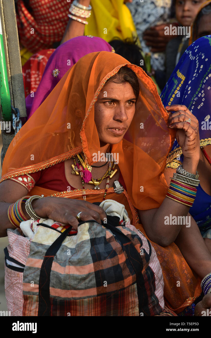 Dame indienne traditionnelle portant un couvre-chef coloré pensant tranquillement parmi une foule animée, Pushkar, Rajasthan, Inde de l'Ouest, en Asie. Banque D'Images