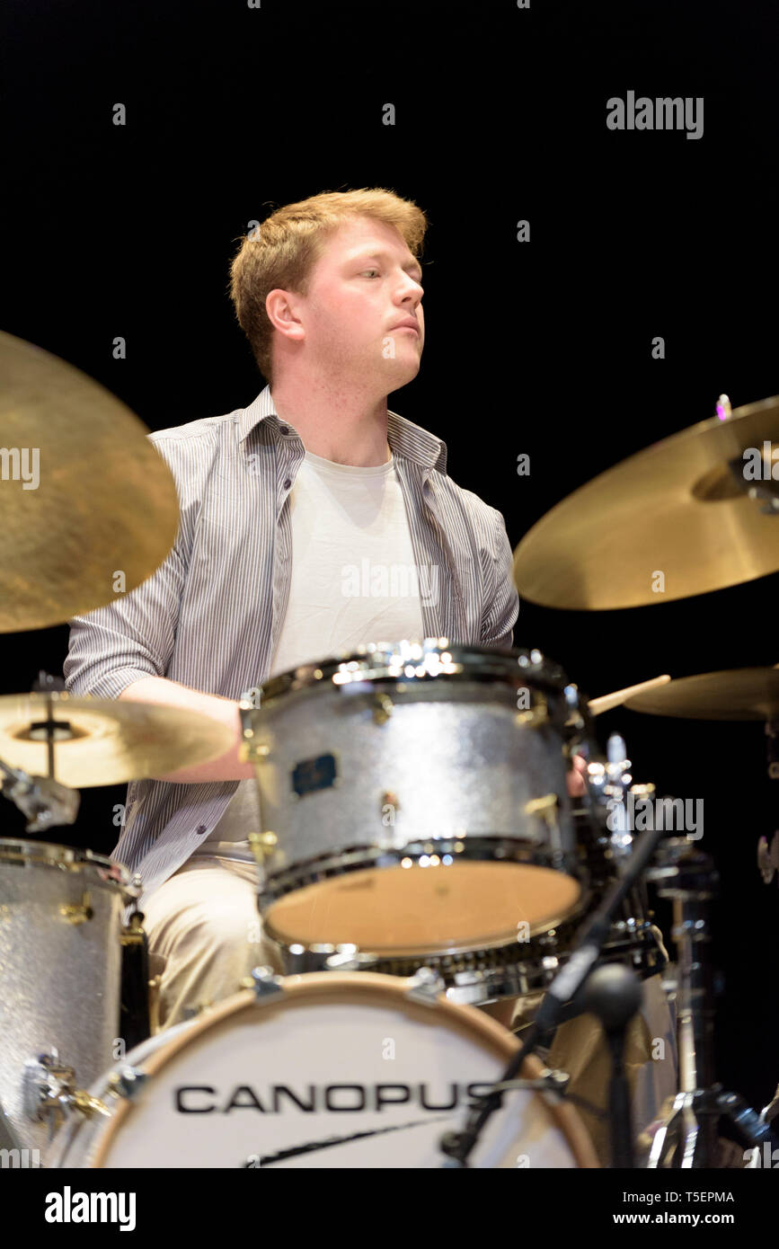 Batteur et compositeur écossais Johnathan Silk se produisant au Cheltenham Jazz Festival, le 2 mai 2015. Banque D'Images