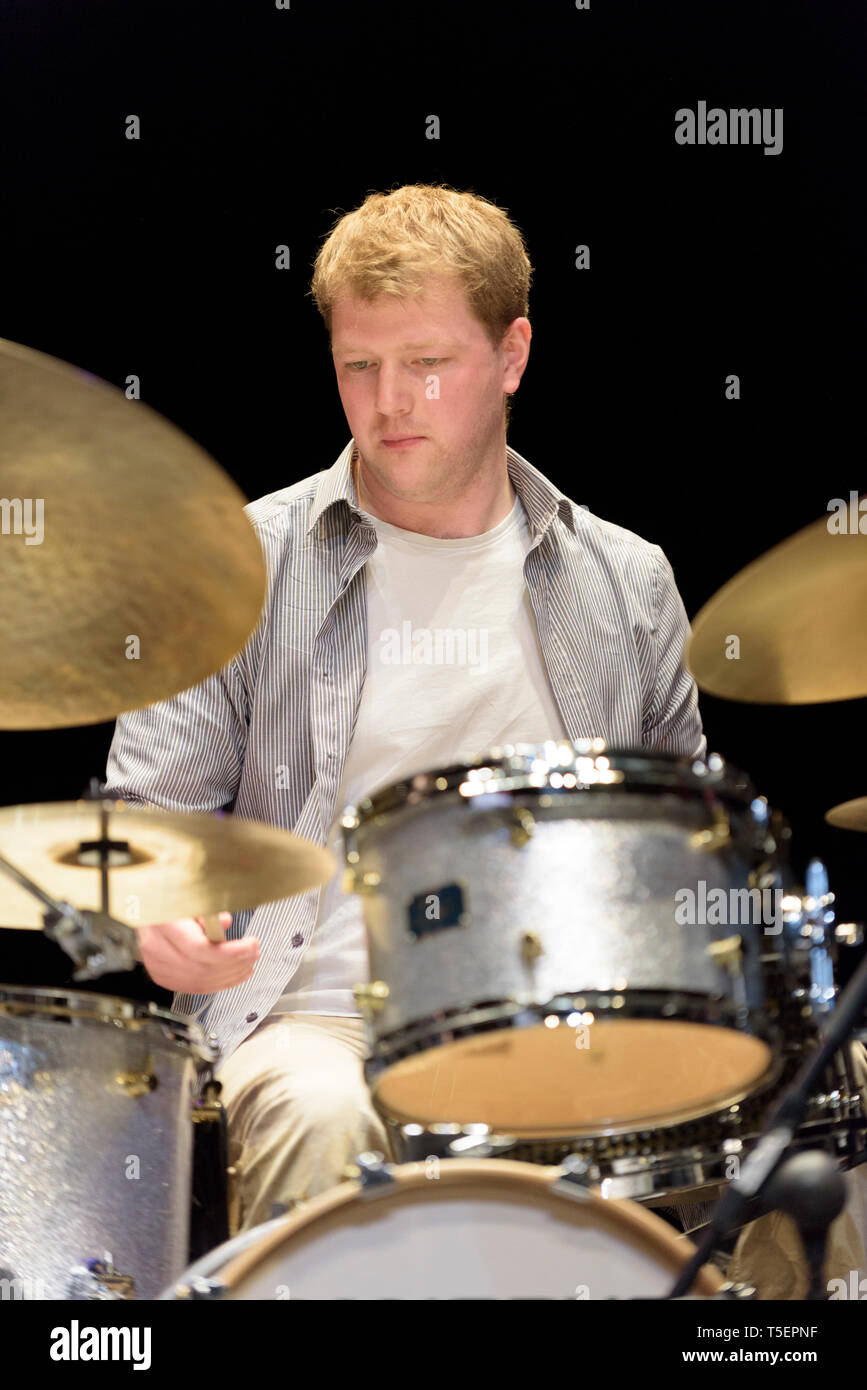 Batteur et compositeur écossais Johnathan Silk se produisant au Cheltenham Jazz Festival, le 2 mai 2015. Banque D'Images