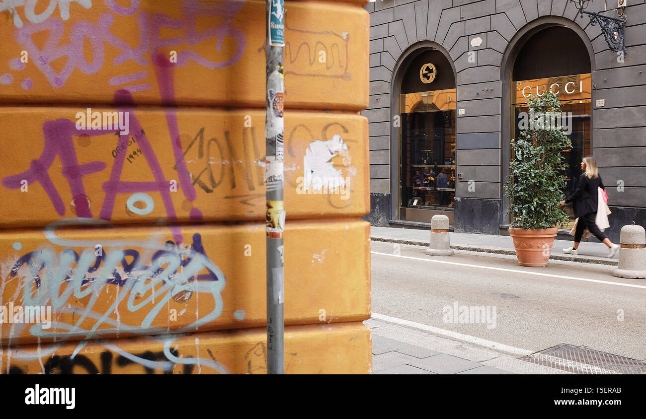 La vieille ville de Gênes, l'Italie a un charme particulier avec ses étroites rues graffitied et Gucci boutique. Banque D'Images