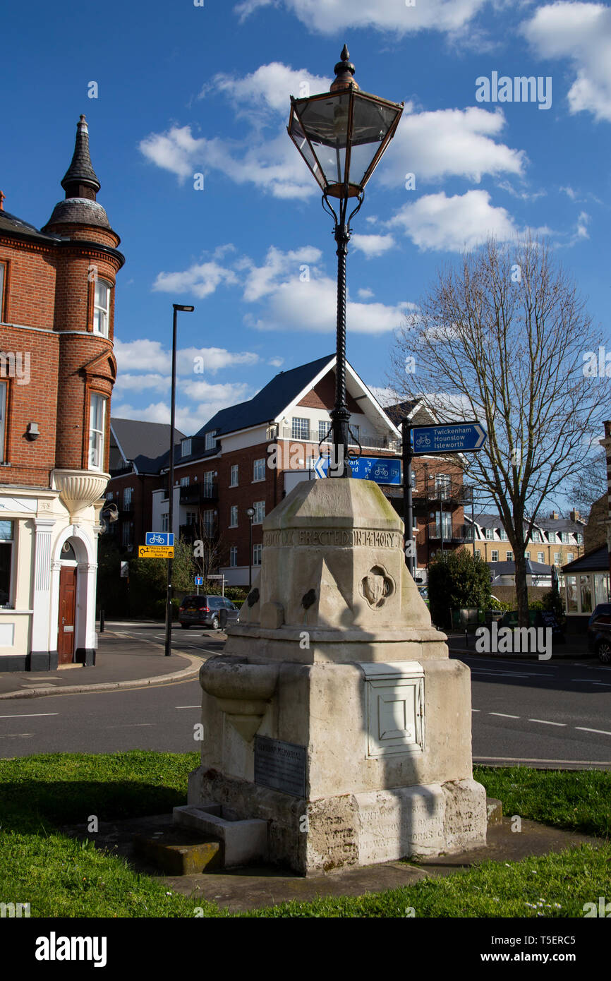 Le Hyde Memorial Fountain, fontaine d'eau potable et lampadaire, Upper Square, Isleworth England UK Banque D'Images