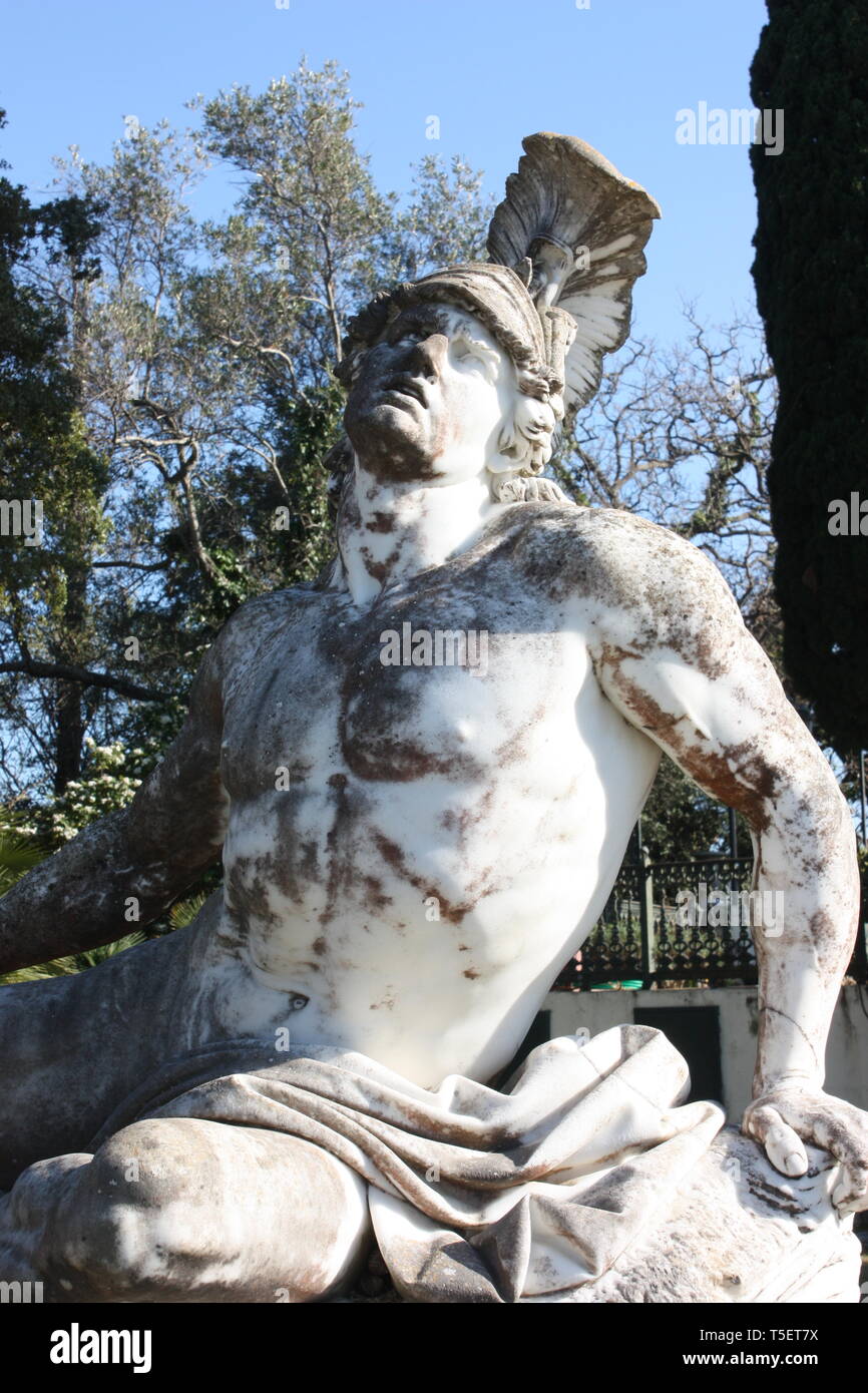 Une statue de l'Achille mourant dans le jardin de l'Achilleion sur l'île Ionienne de Corfou en Grèce. Banque D'Images