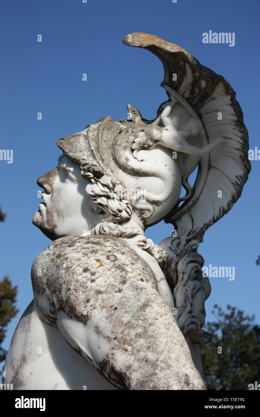 Une statue de l'Achille mourant dans le jardin de l'Achilleion sur l'île Ionienne de Corfou en Grèce. Banque D'Images