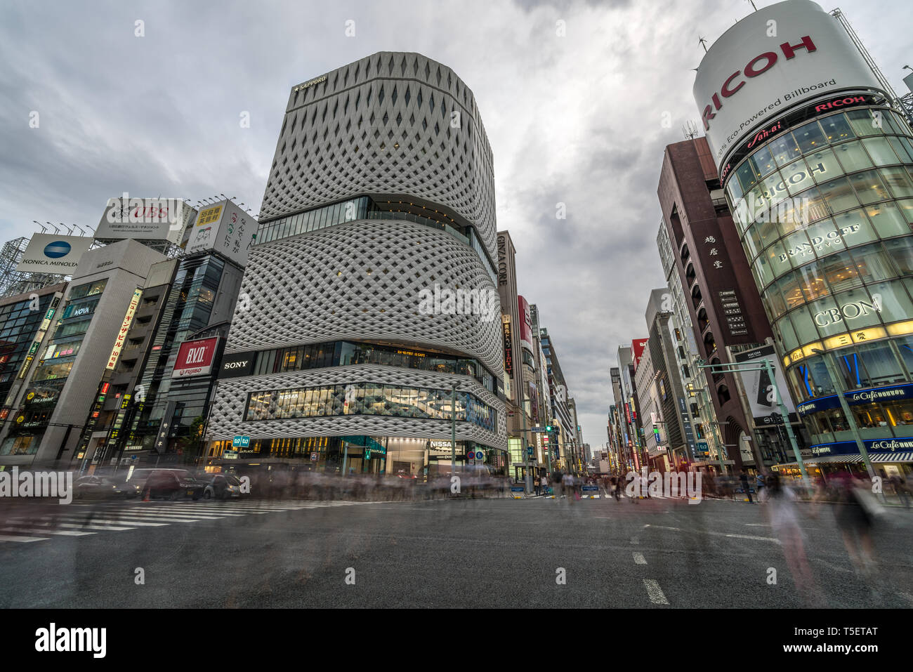 Tokyo, Tokyo, Ginza - Août 13, 2017 Avis de passage : Nissan, voitures et personnes floue de mouvement à Ginza Chuo Dori entre Carrefour et Ha Banque D'Images