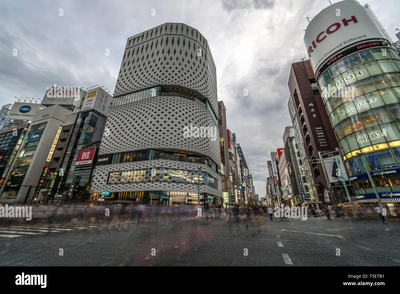 Tokyo, Tokyo, Ginza - Août 13, 2017 Avis de passage : Nissan, voitures et personnes floue de mouvement à Ginza Chuo Dori entre Carrefour et Ha Banque D'Images