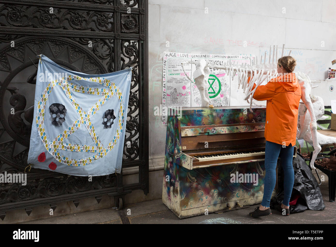Sur la 10e journée consécutive de manifestations autour de Londres par la campagne sur le changement climatique, une rébellion Extinction XR banner et les portes de Marble Arch au cantonnement, du groupe le 24 avril 2019, à Marble Arch, Londres, en Angleterre. Banque D'Images