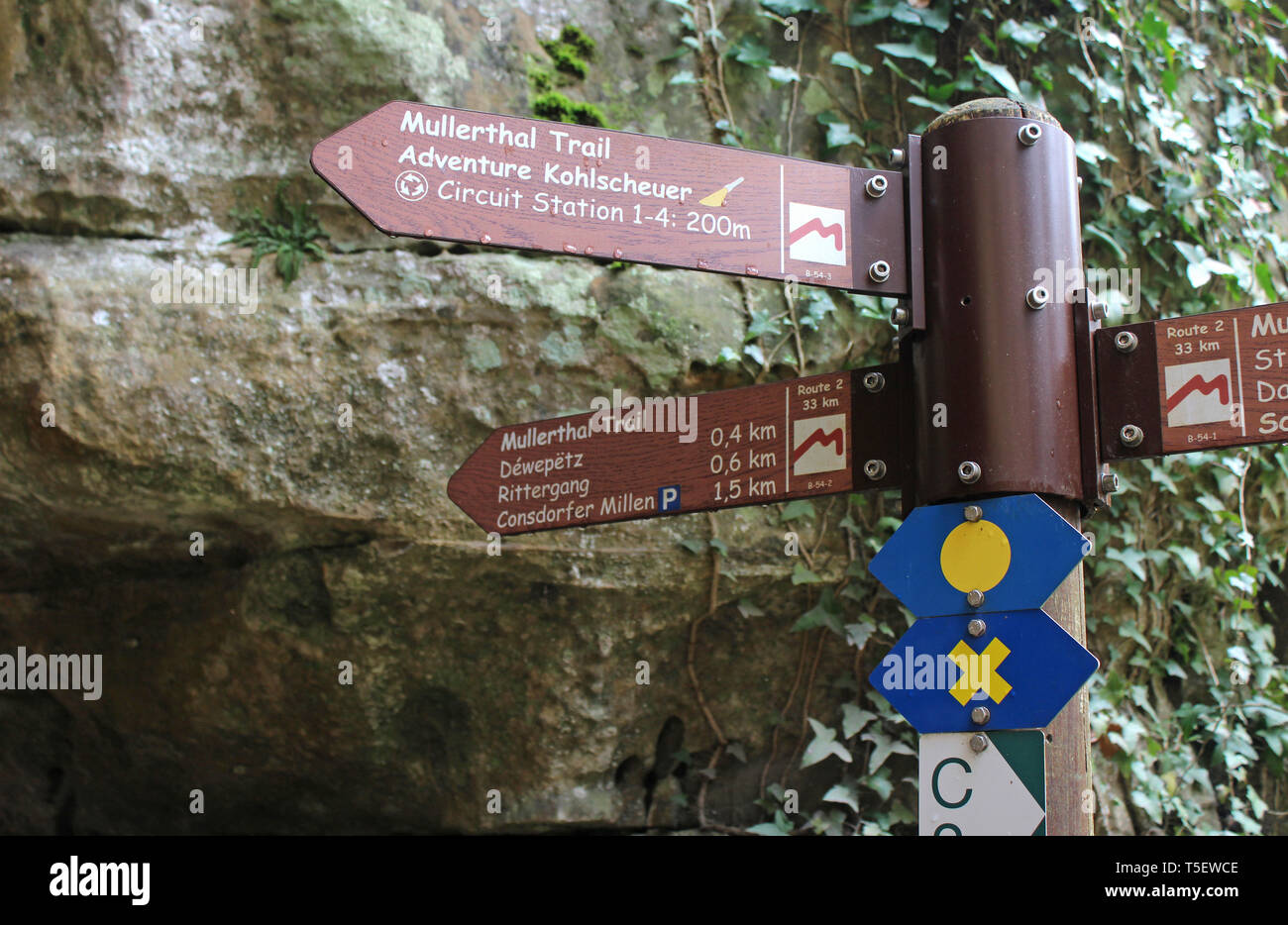 MULLERTHAL, LUXEMBOURG, LE 10 AVRIL 2019 : Cours sur la signalisation marqueur 'Trail' ullerthal . Un célèbre trek sur plusieurs jours à Luxembourg. Banque D'Images