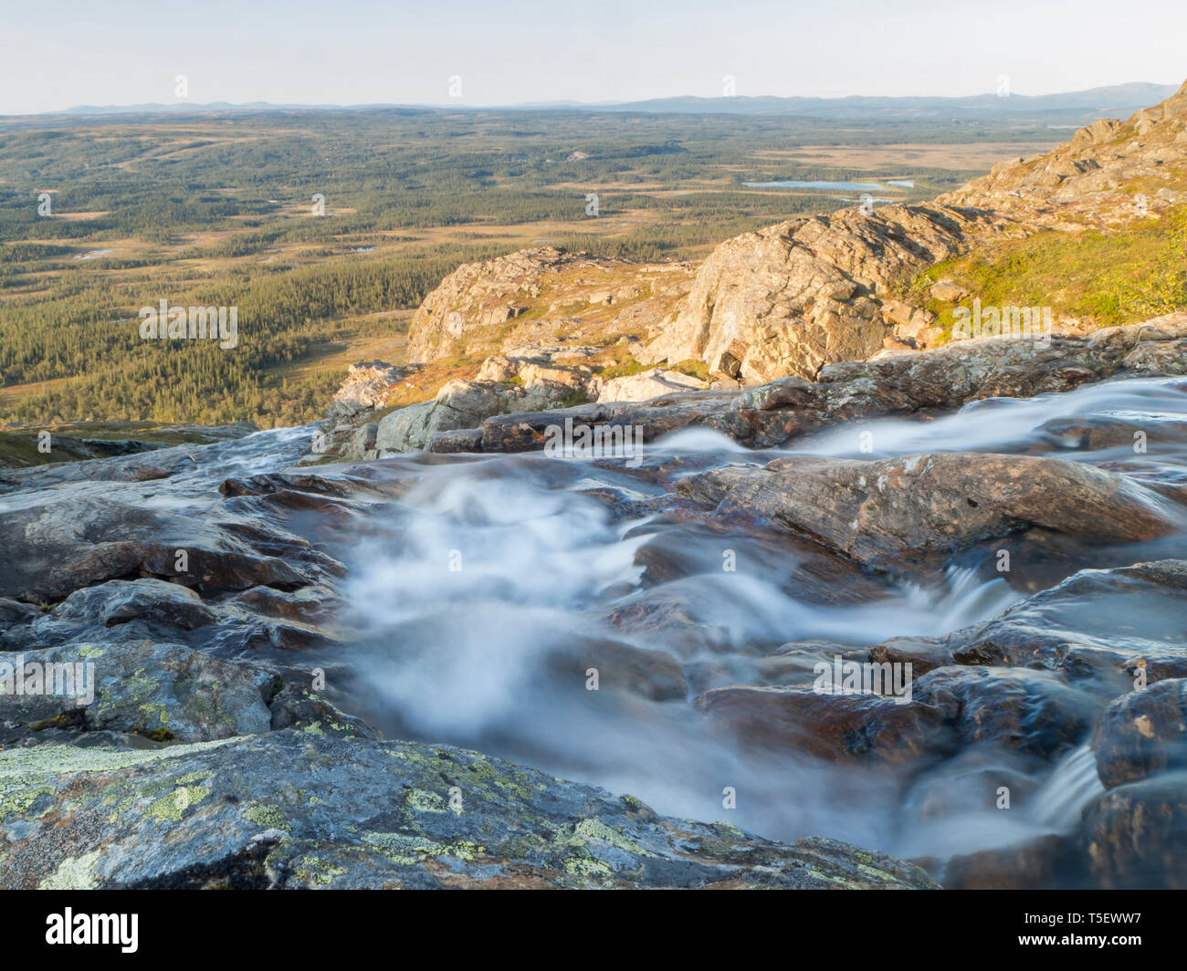 La Suède, Silverfallet Jamtland, cascade et vue sur plaine Enafors Banque D'Images