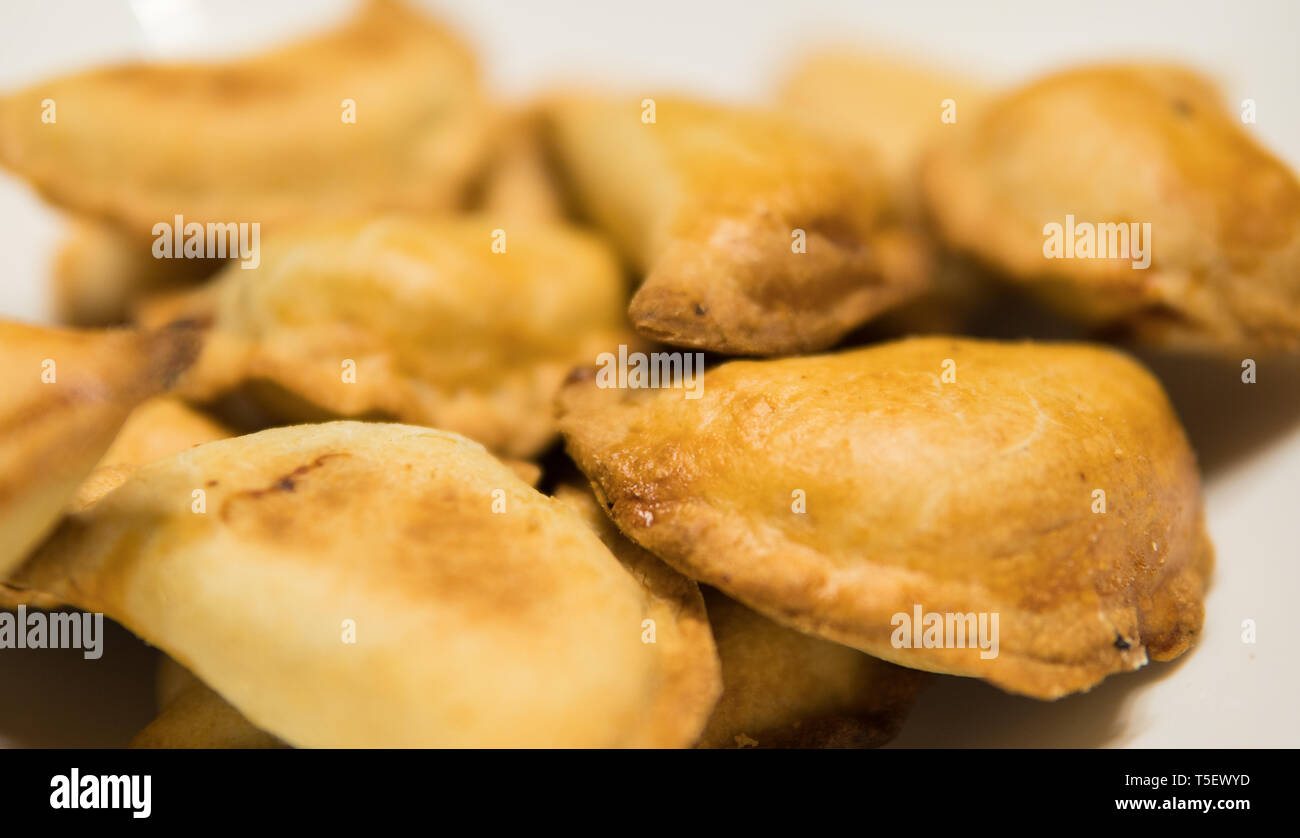 Close up of delicious quenelles au four sur plaque blanche servi en Pologne Banque D'Images