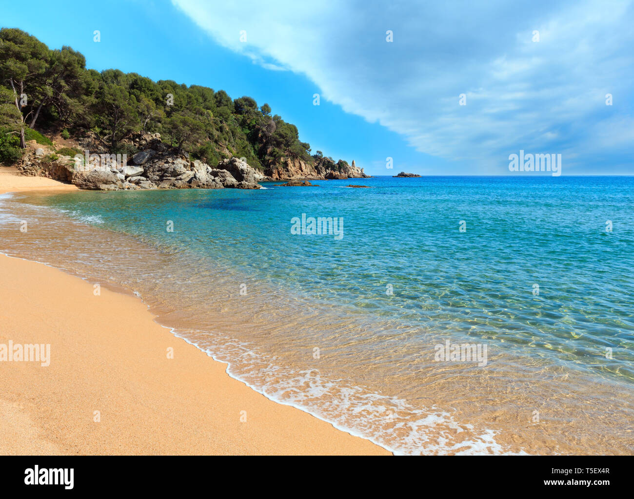 Mer Méditerranée côte rocheuse vue d'été avec plage de sable, Costa Brava, Catalogne, Espagne. Banque D'Images