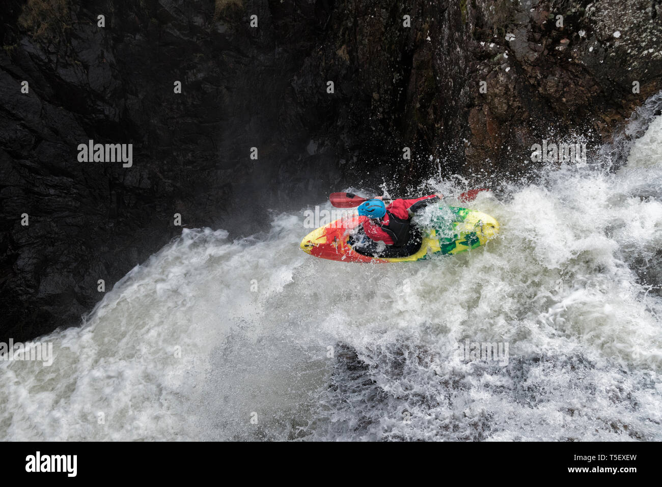 L'homme du kayak sur la rivière Cascade sur Banque D'Images