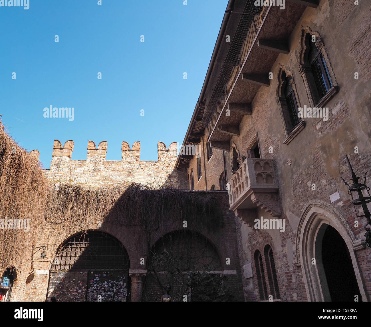 Vérone, Italie - circa 2019 MARS : maison de Juliette Capulet (Giulietta Capuleti) avec balcon rendu célèbre par William Shakespeare l'amour Roméo et tragédie Banque D'Images