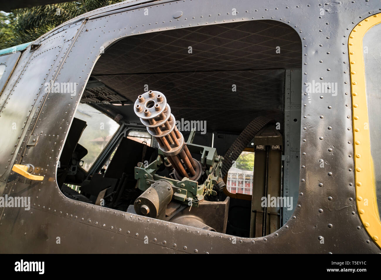 Le M134 Minigun monté à l'intérieur d'un hélicoptère Huey au Musée des débris de guerre à Ho Chi Minh City Vietnam Asie Banque D'Images