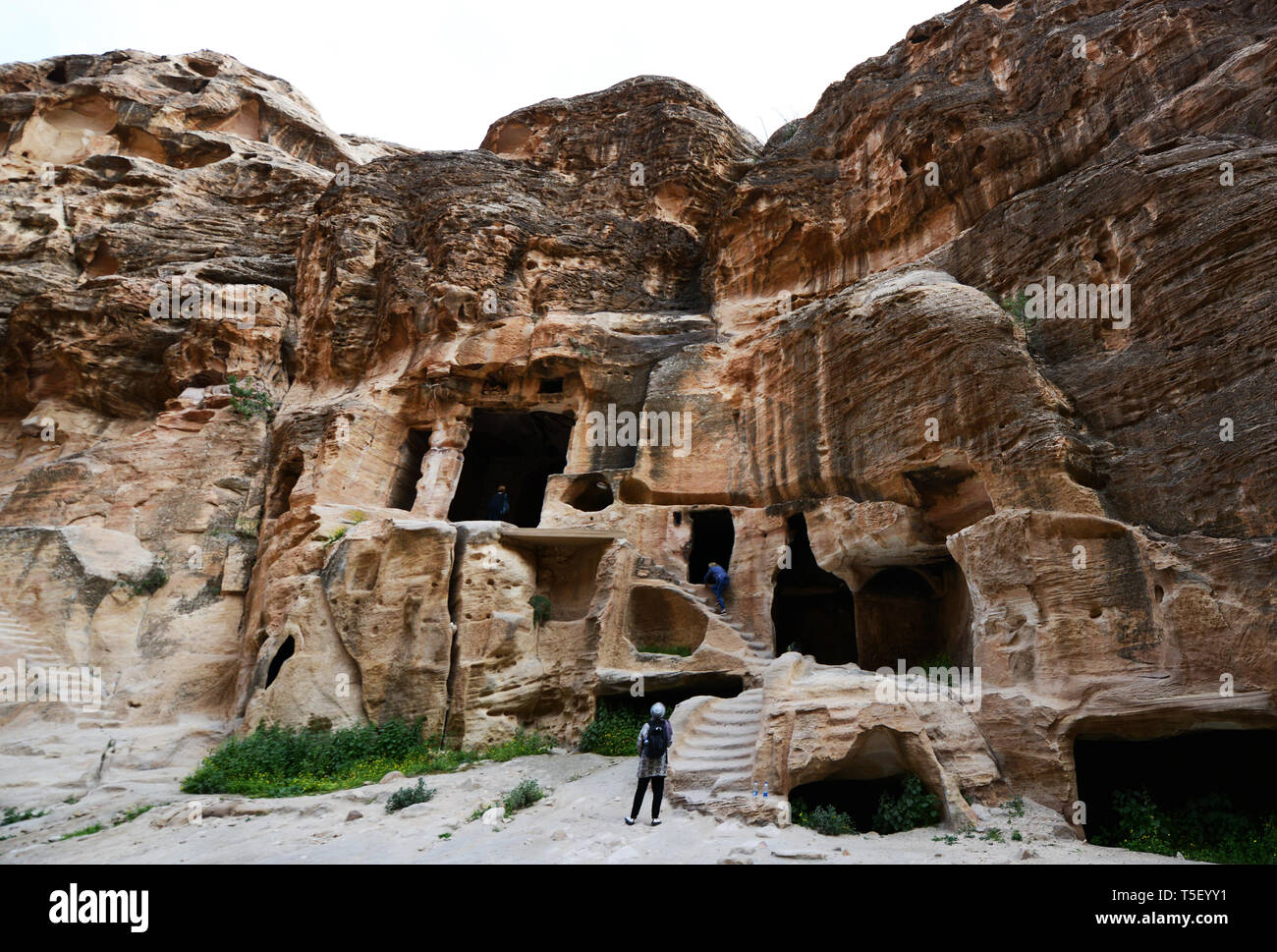 Marche à travers Siq Al Barid en Jordanie. Banque D'Images