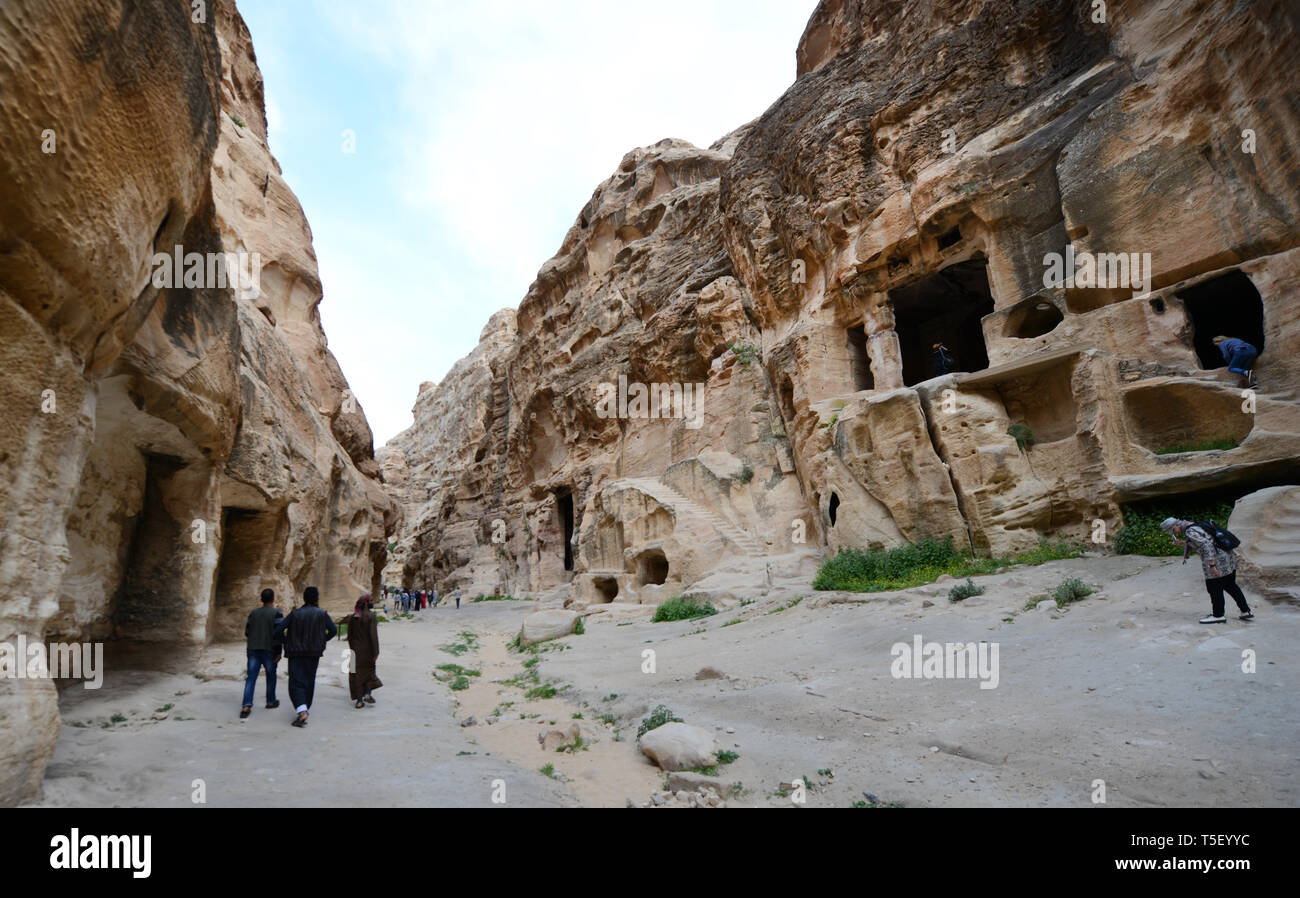Marche à travers Siq Al Barid en Jordanie. Banque D'Images