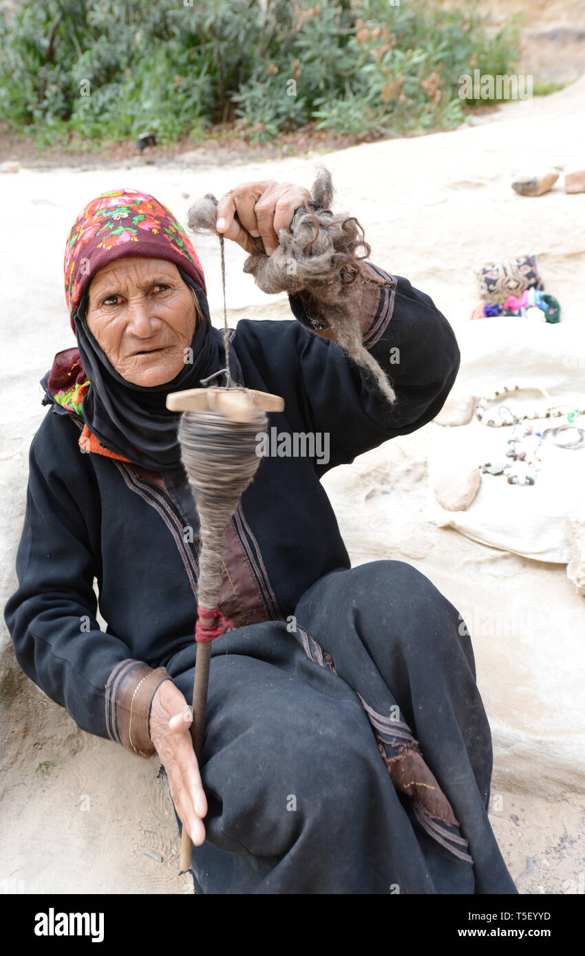 Vieux et patiné bédouine filage de la laine pour le tissage en peu de Pétra, en Jordanie. Banque D'Images