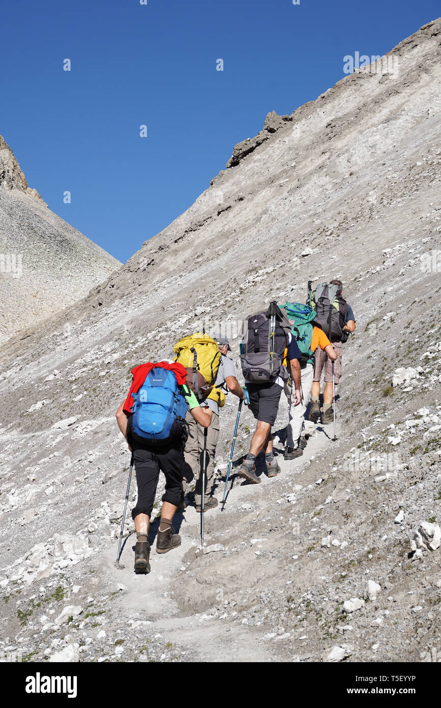 Pralognan-la-Vanoise (sud-est de la France) : groupe de 5 randonneurs marchant vers le "Col du souffre" passer dans le Parc National de la Vanoise. Groupe de FIV Banque D'Images