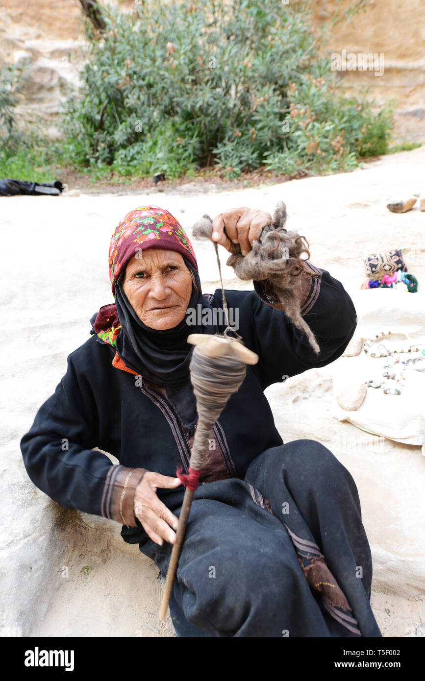 Vieux et patiné bédouine filage de la laine pour le tissage en peu de Pétra, en Jordanie. Banque D'Images