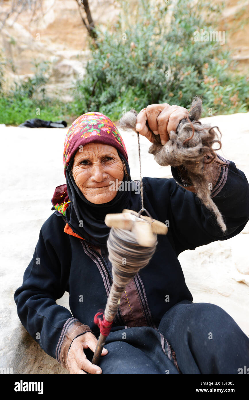 Vieux et patiné bédouine filage de la laine pour le tissage en peu de Pétra, en Jordanie. Banque D'Images