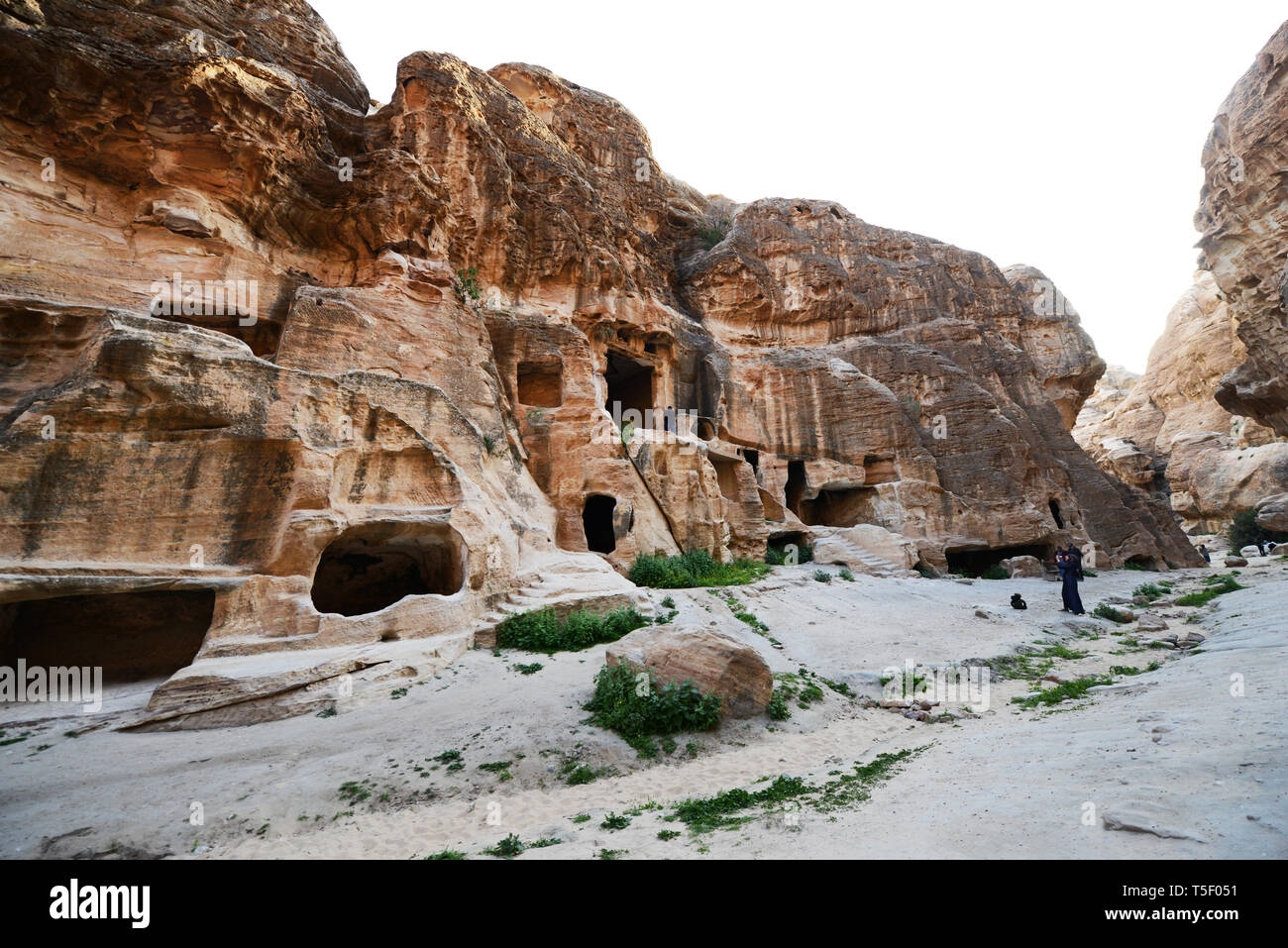 Marche à travers Siq Al Barid en Jordanie. Banque D'Images
