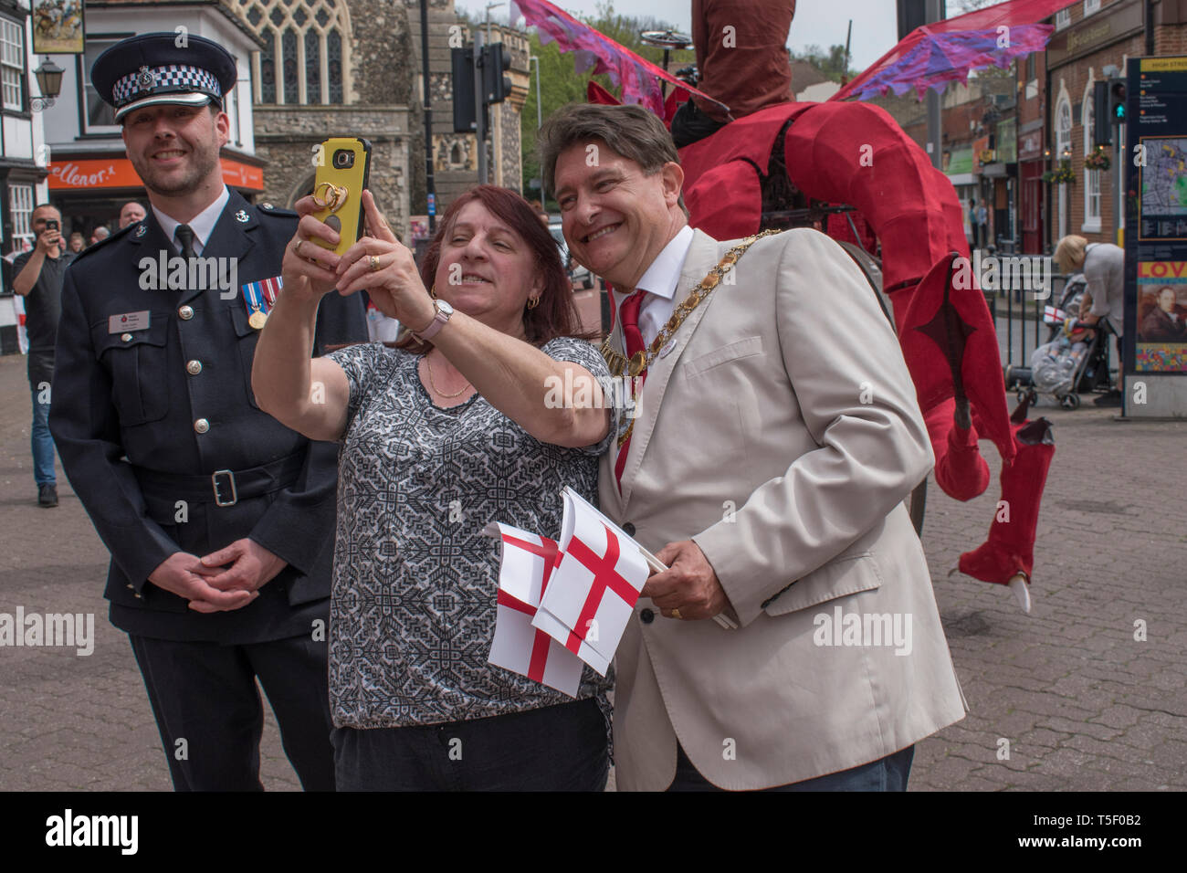 UK selfies. St Georges jour 23 avril 2019, Dartford Kent, le conseiller David Mote avec selfies femme locale 2010s UK HOMER SYKES Banque D'Images