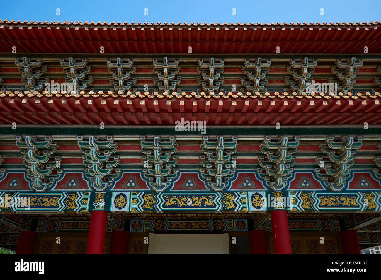 Détail de l'élaborer, toit peint en rouge sur les boiseries la pagode principale au temple chinois Confucius complexe. Chez Lotus Lake à Kaohsiung, Taïwan. Banque D'Images