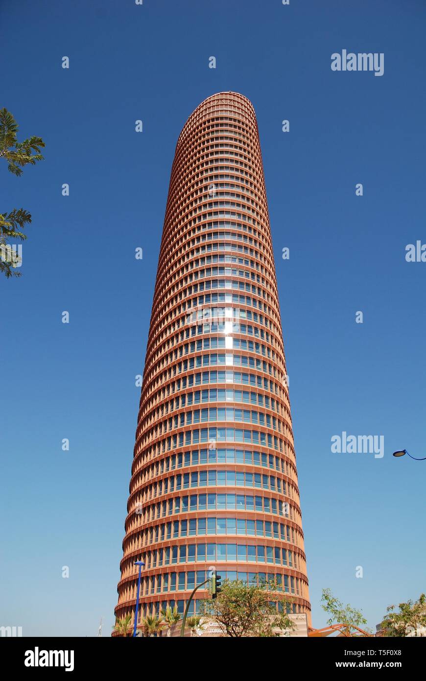 La Torre Sevilla office et bâtiment de l'hôtel à Séville, Espagne, le 3 avril 2019. Achevé en 2015, il est le plus haut bâtiment de Séville. Banque D'Images