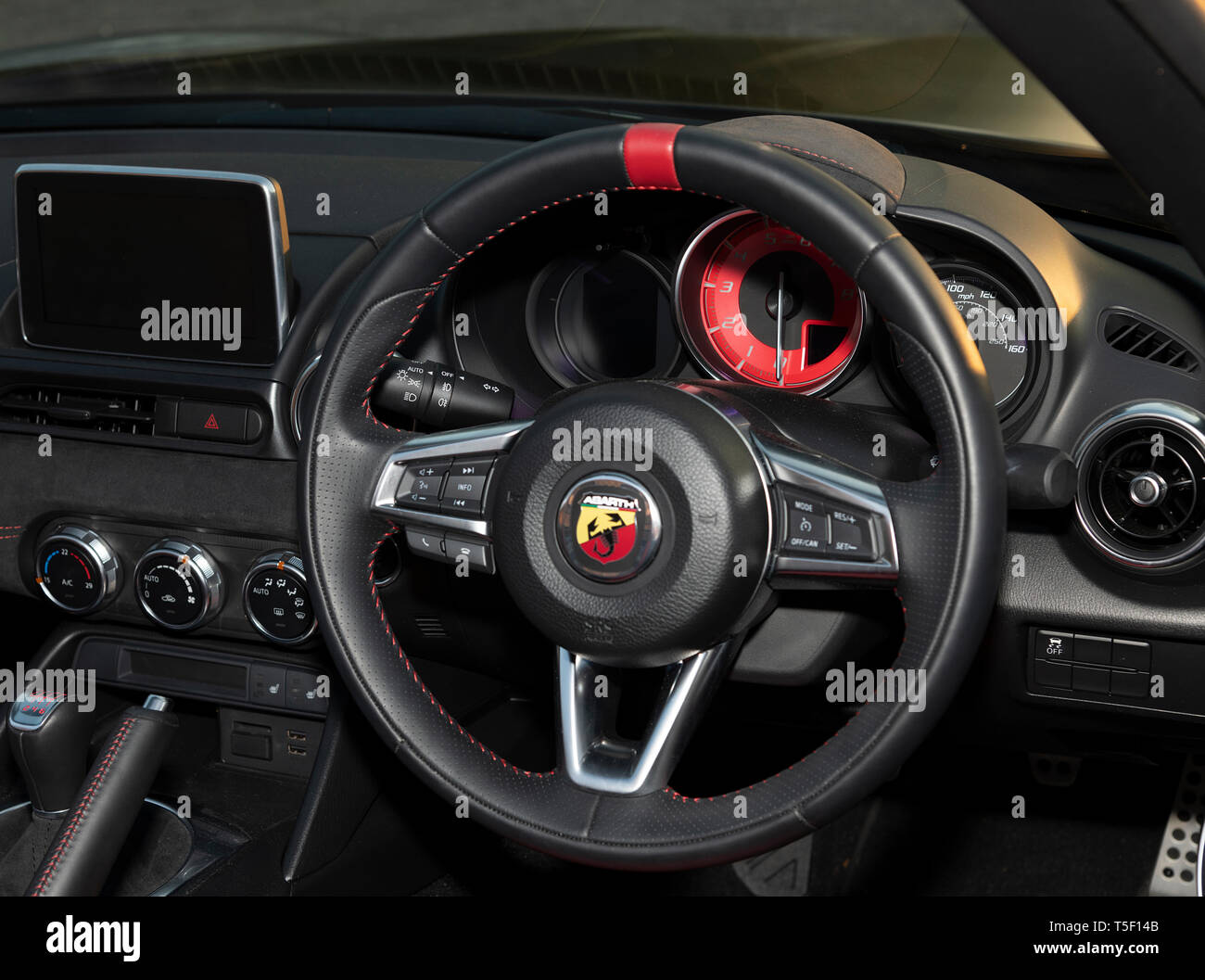 2018 Fiat 124 Spider Abarth Banque D'Images