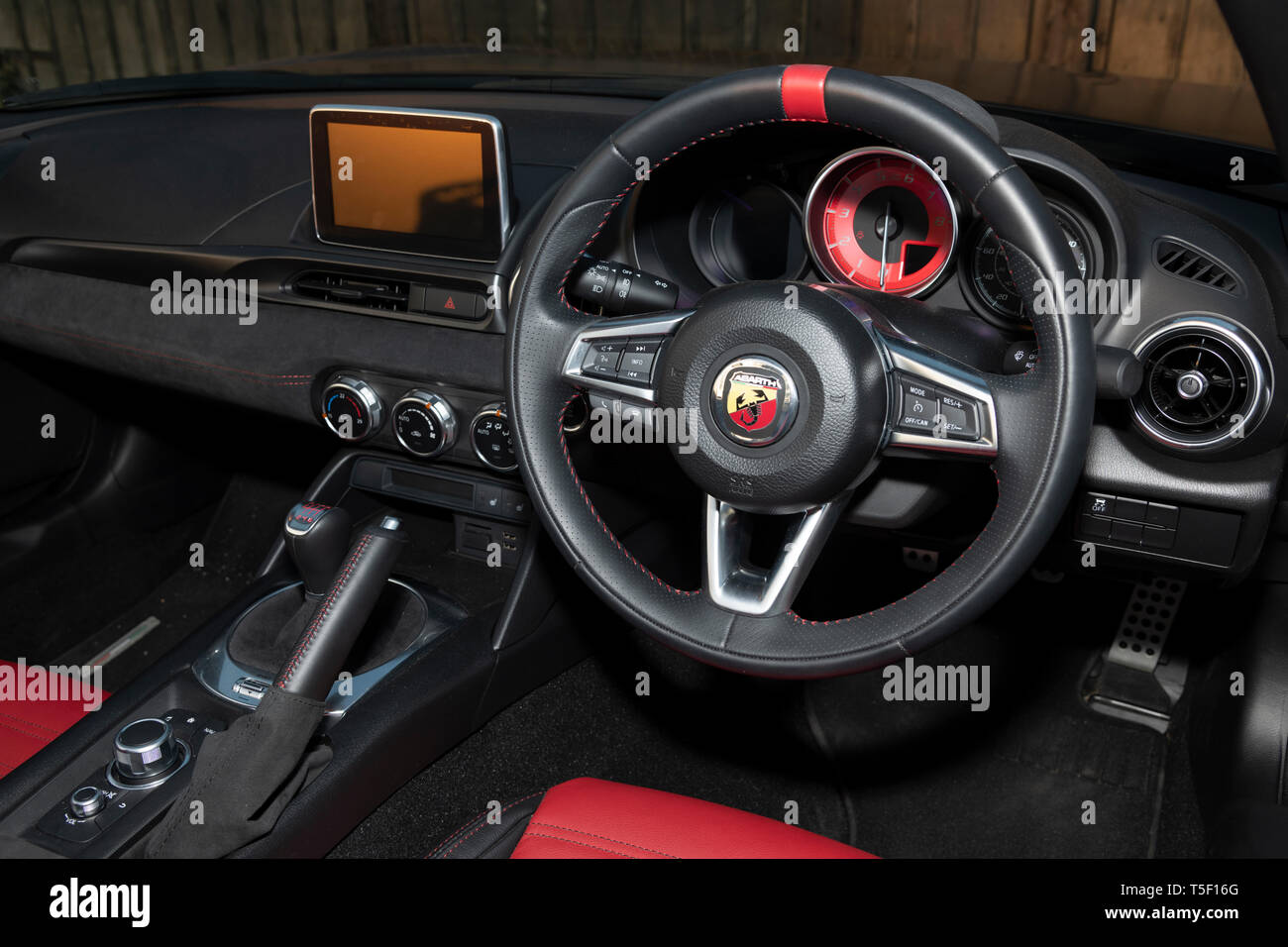 2018 Fiat 124 Abarth Spyder planche de bord Banque D'Images