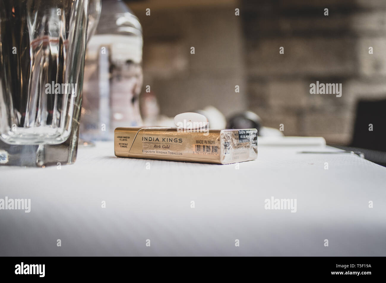 Girona, Espagne. 16 avril 2019. Un paquet d'une marque de cigarettes indiennes, l'Inde Rois, sur nappe blanche dans un café en Espagne. Banque D'Images