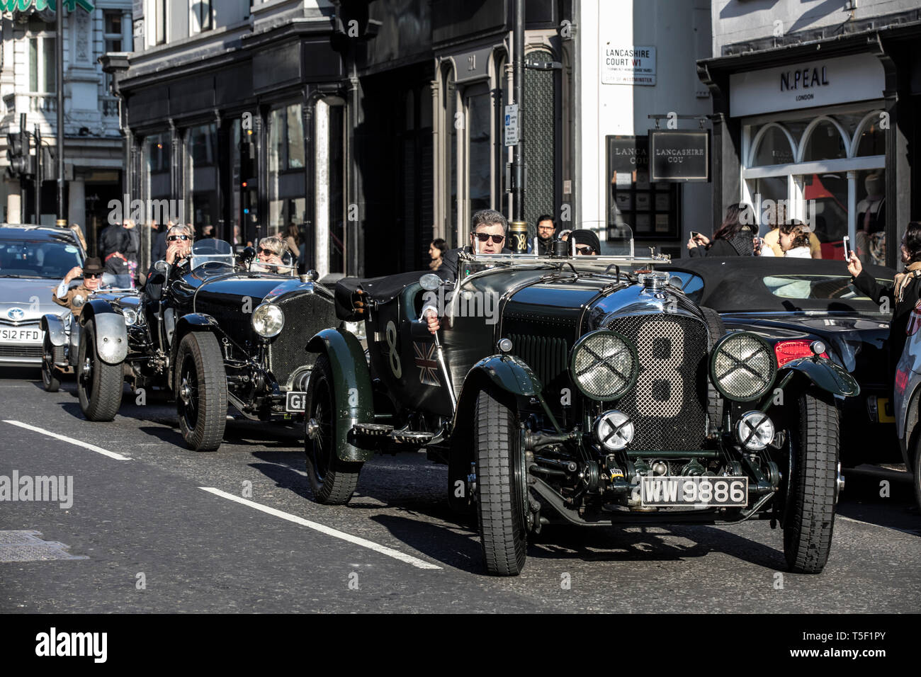 Aperçu de l'âge de 'effort" Exposition consacrée à Bentley à Bonhams, avec l'équipe de Bentley voiture 'Mère' 1928 Le Mans gagnant. Banque D'Images