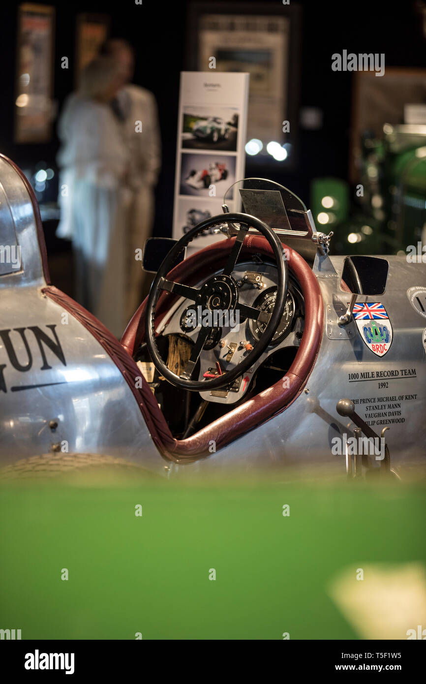 Aperçu de l'âge de 'effort" Exposition consacrée à Bentley à Bonhams, avec l'équipe de Bentley voiture 'Mère' 1928 Le Mans gagnant. Banque D'Images