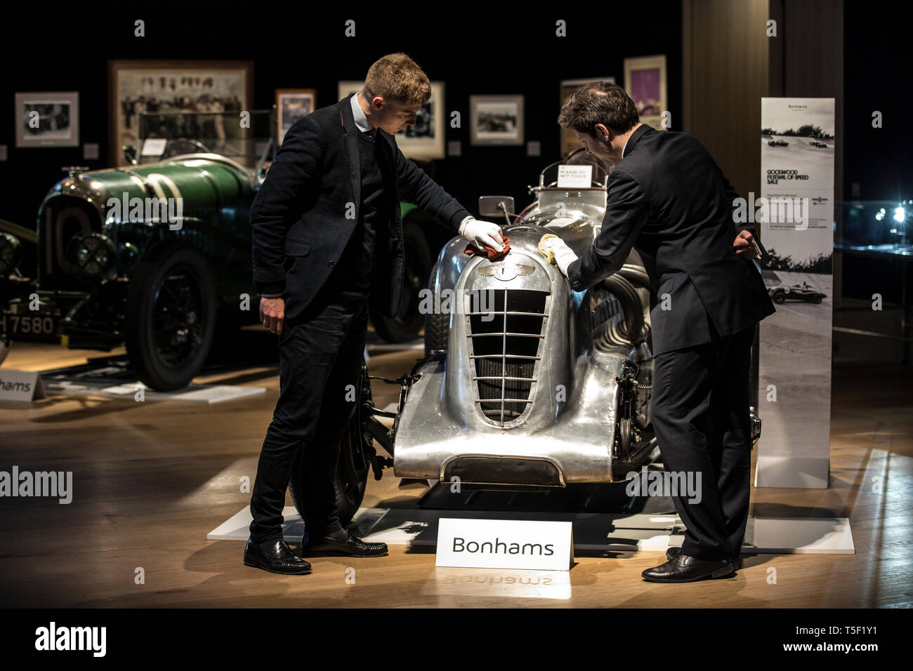 Aperçu de l'âge de 'effort" Exposition consacrée à Bentley à Bonhams, avec l'équipe de Bentley voiture 'Mère' 1928 Le Mans gagnant. Banque D'Images