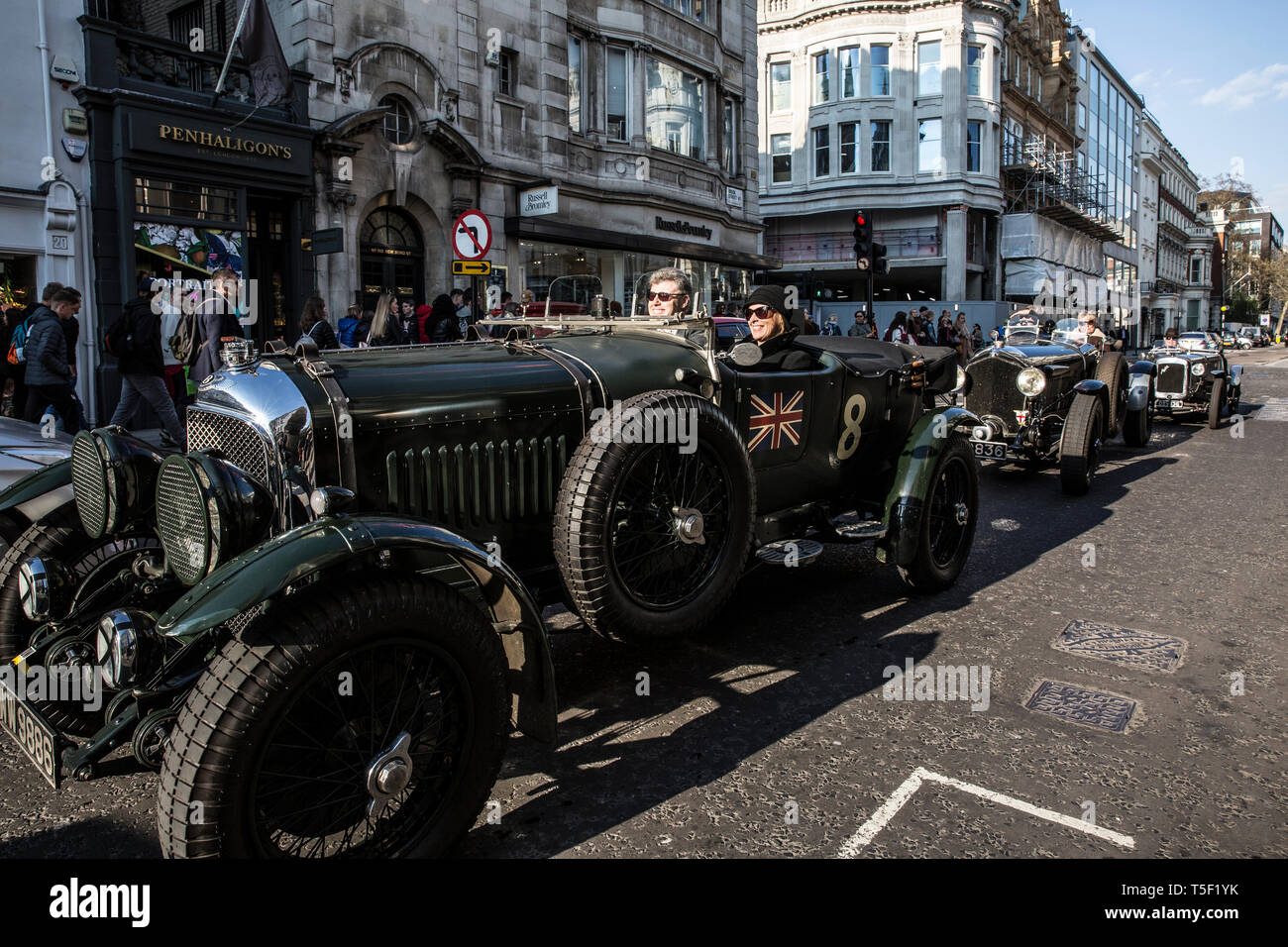 Aperçu de l'âge de 'effort" Exposition consacrée à Bentley à Bonhams, avec l'équipe de Bentley voiture 'Mère' 1928 Le Mans gagnant. Banque D'Images