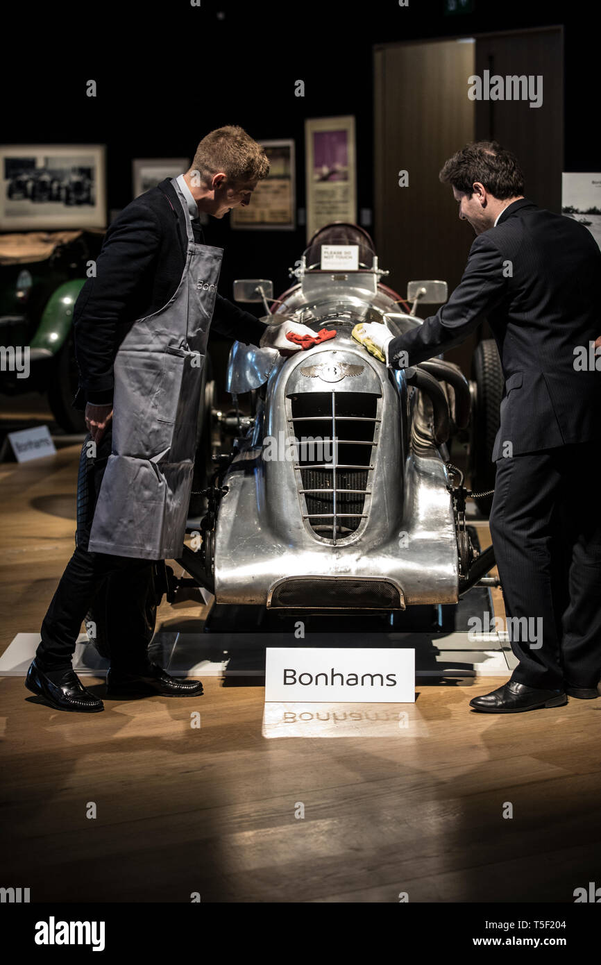 Aperçu de l'âge de 'effort" Exposition consacrée à Bentley à Bonhams, avec l'équipe de Bentley voiture 'Mère' 1928 Le Mans gagnant. Banque D'Images