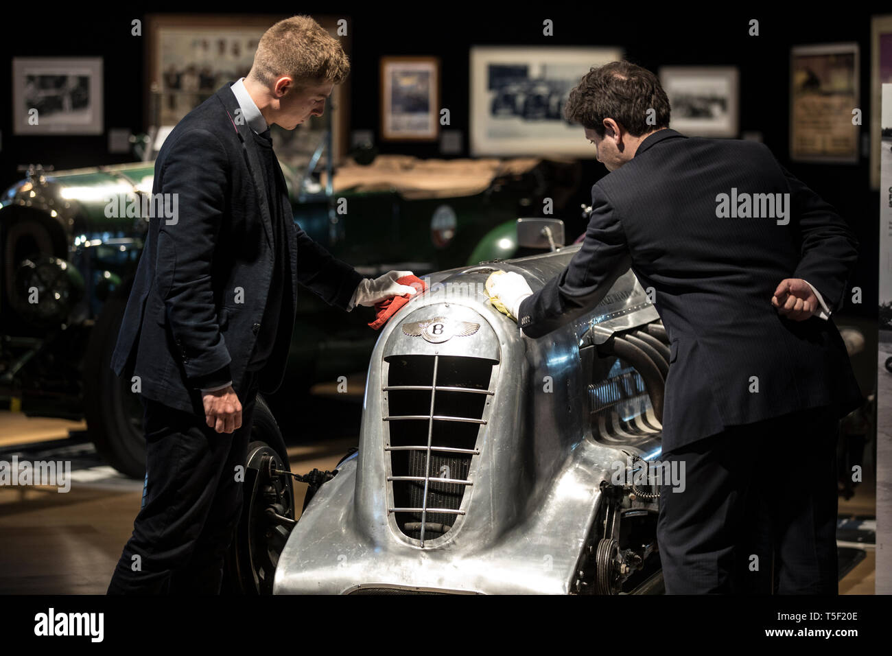 Aperçu de l'âge de 'effort" Exposition consacrée à Bentley à Bonhams, avec l'équipe de Bentley voiture 'Mère' 1928 Le Mans gagnant. Banque D'Images