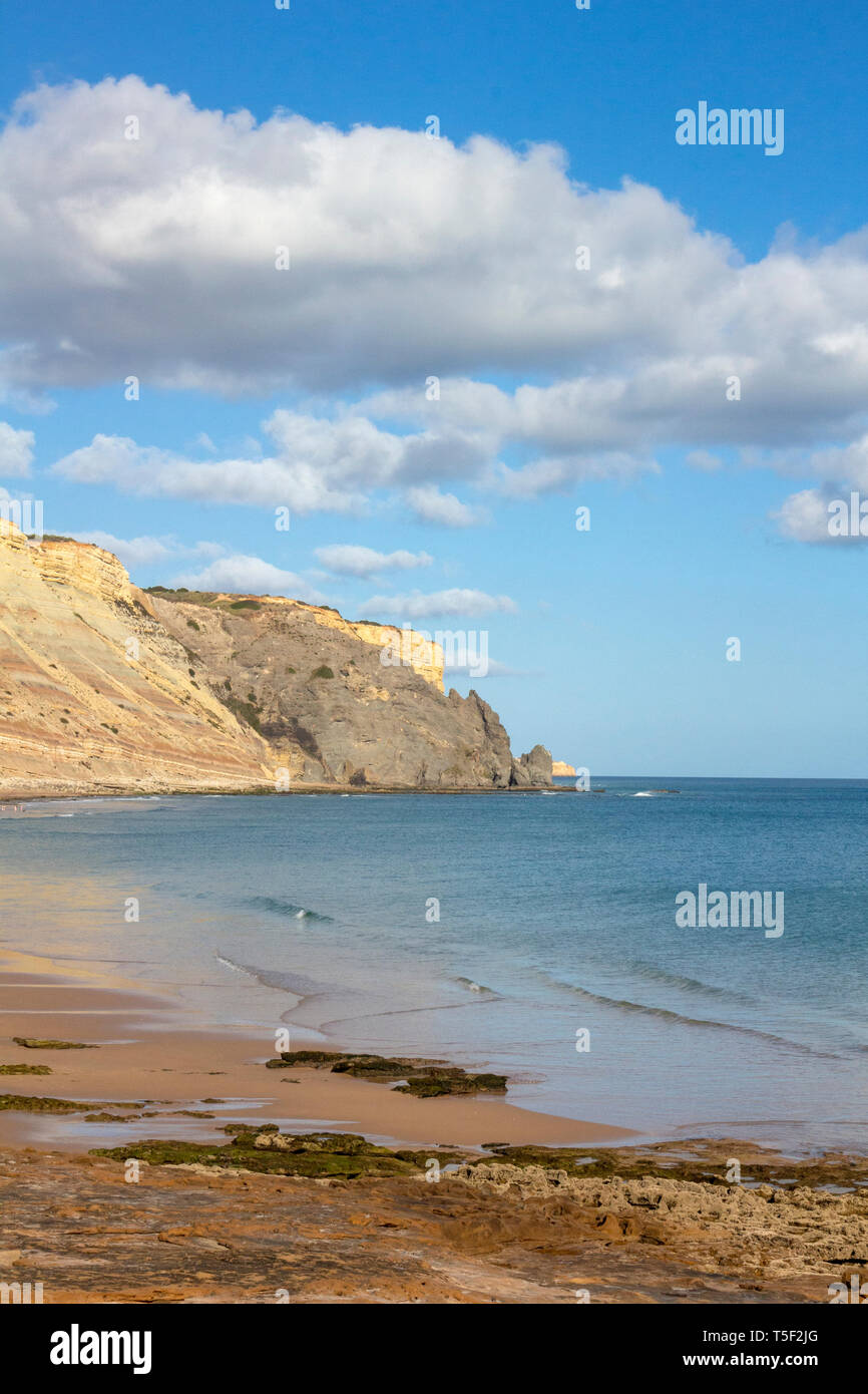 La plage de Praia da Luz, Algarve, Portugal, lors d'une journée ensoleillée Banque D'Images