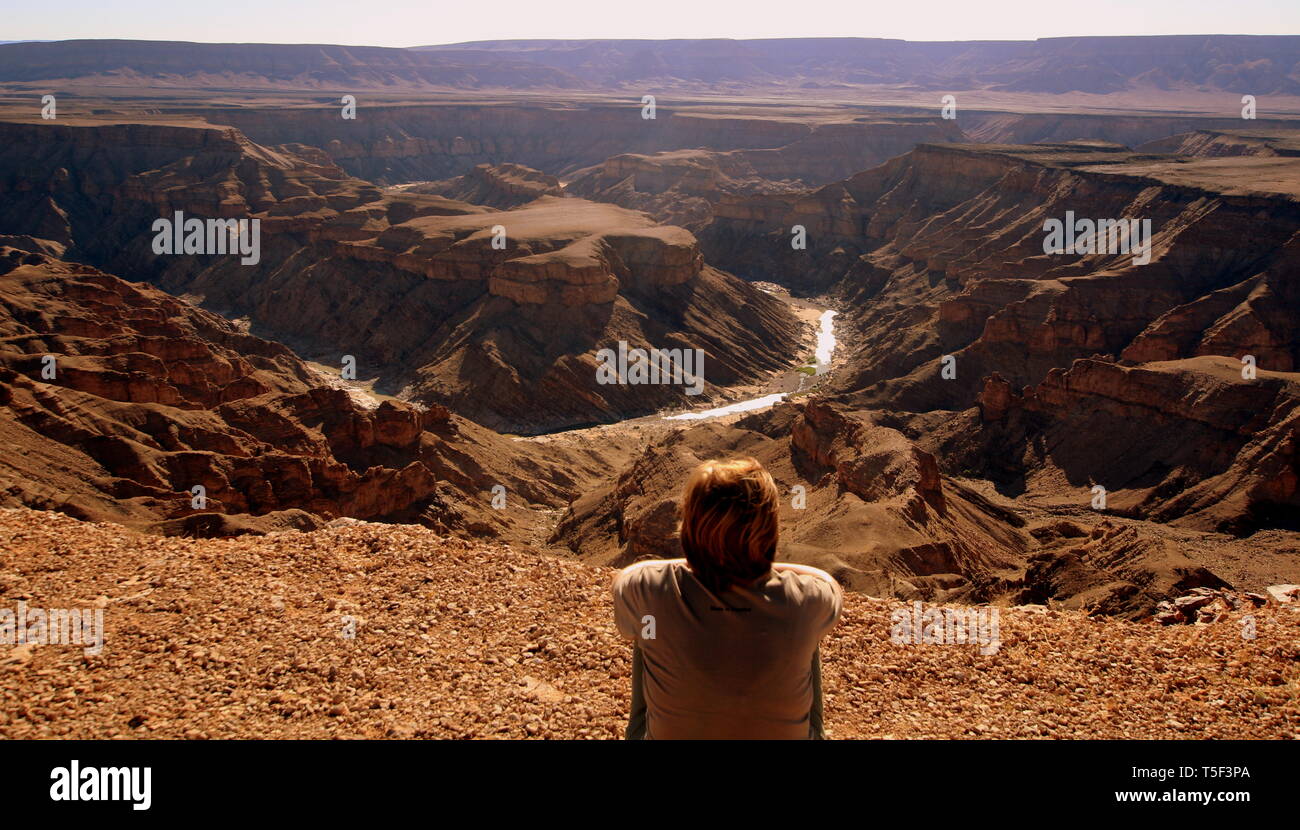 Lonely Girl sur le Fish River Canyon en Namibie Banque D'Images