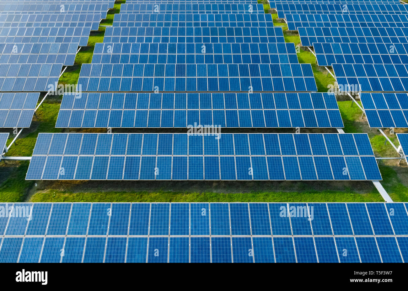 Vue aérienne de panneaux solaires, panneaux solaires, les centrales solaires. Banque D'Images