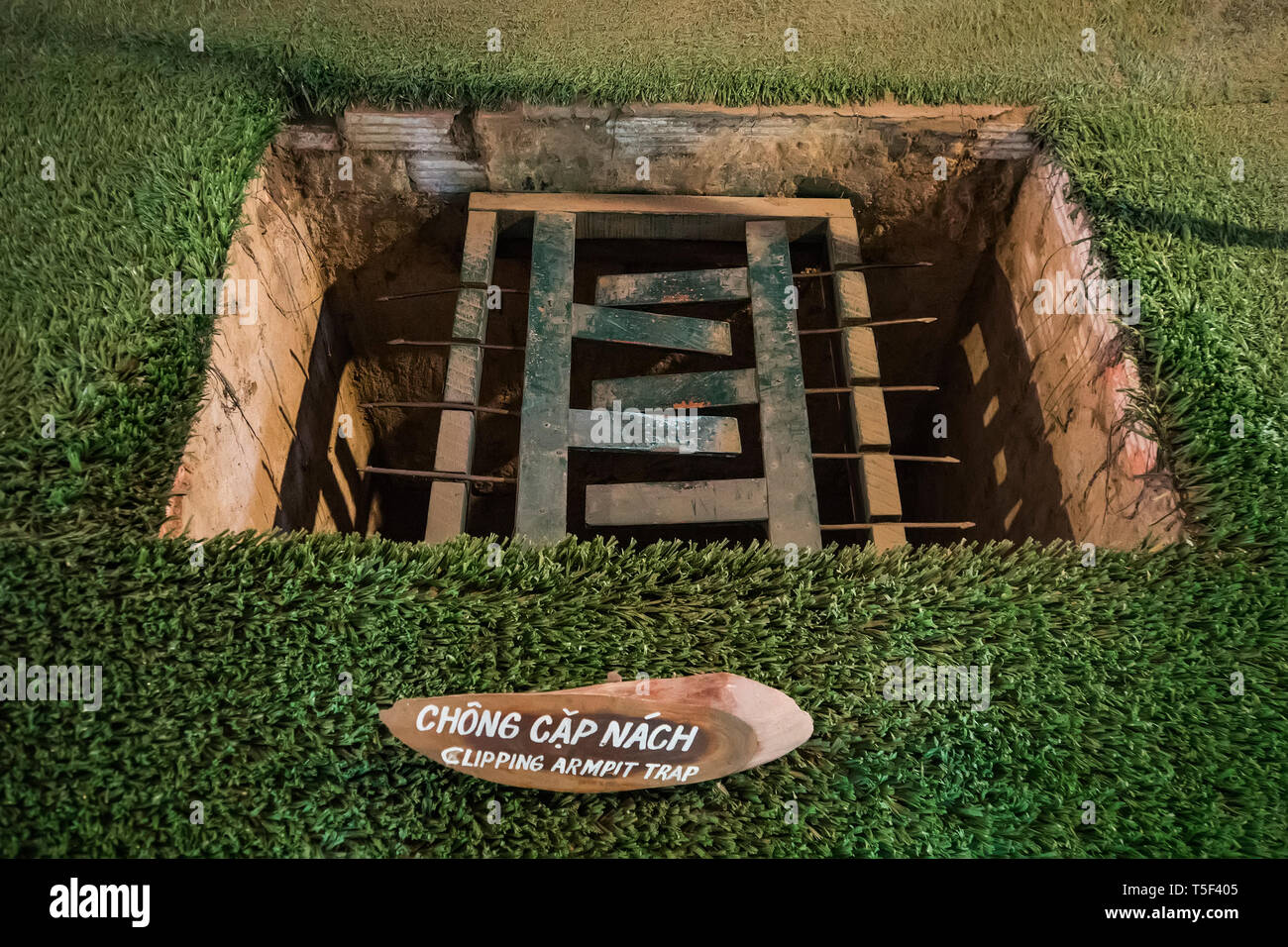 Piège utilisé pendant la guerre du Vietnam au Musée de tunnels de Cu Chi. Banque D'Images