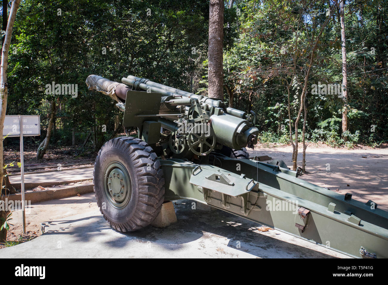 Vue frontale d'un 155mm de l'artillerie de la guerre du Vietnam sur l'affichage à Tunnels de Cu Chi à Saigon, Vietnam. Banque D'Images