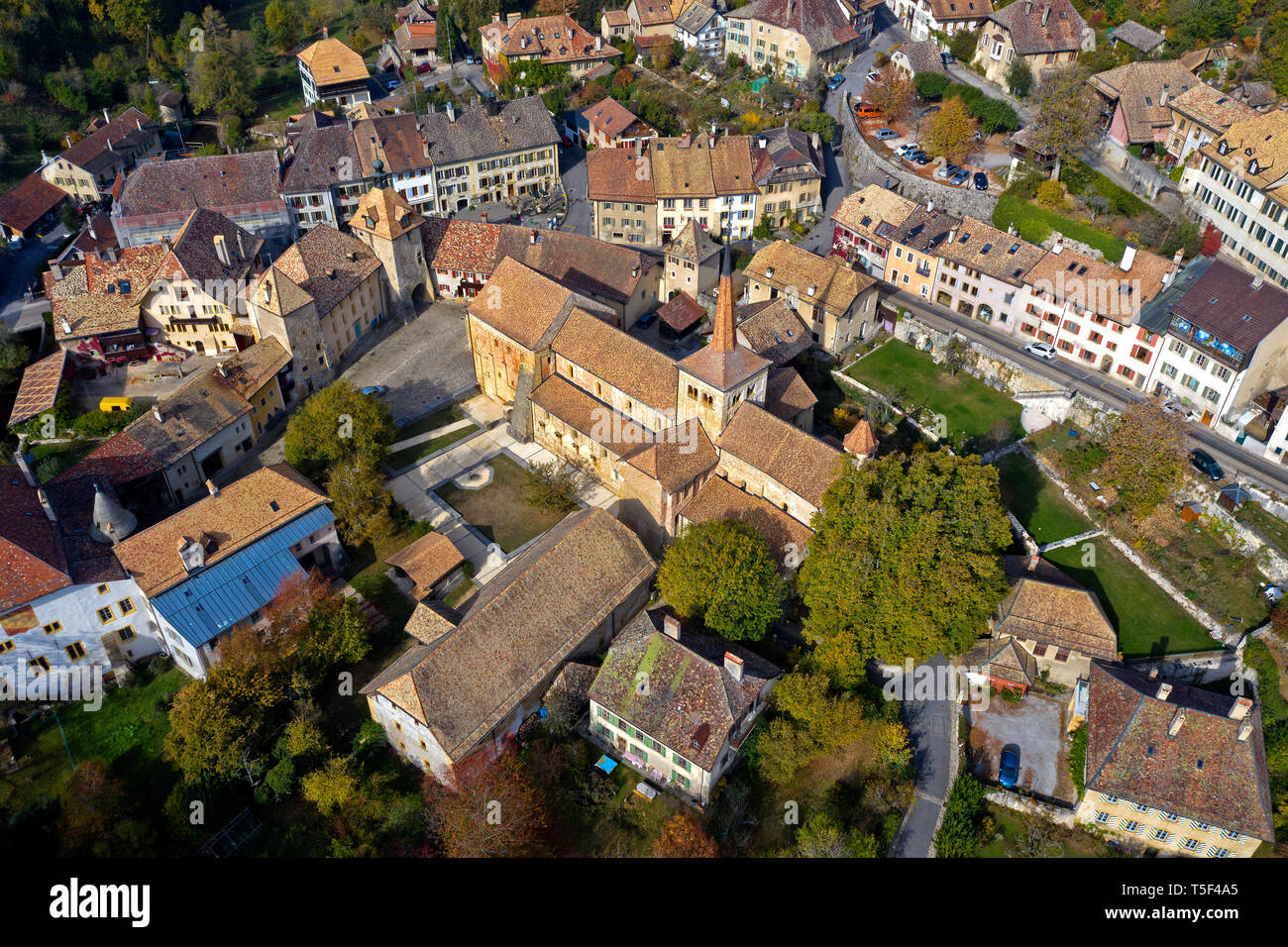 Romainmoitier avec l'église de l'ancienne abbaye clunisienne Romainmotier dans le centre-ville, Romainmôtier-Envy, canton de Vaud, Suisse Banque D'Images