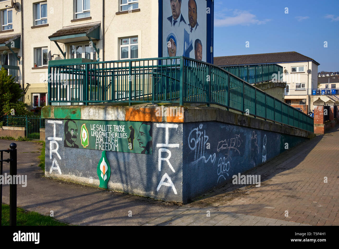 Le slogan politique dans la zone Bogside de Derry / Londonderry, saluant ceux qui ont donné leur vie pour la liberté de l'Irlande Banque D'Images