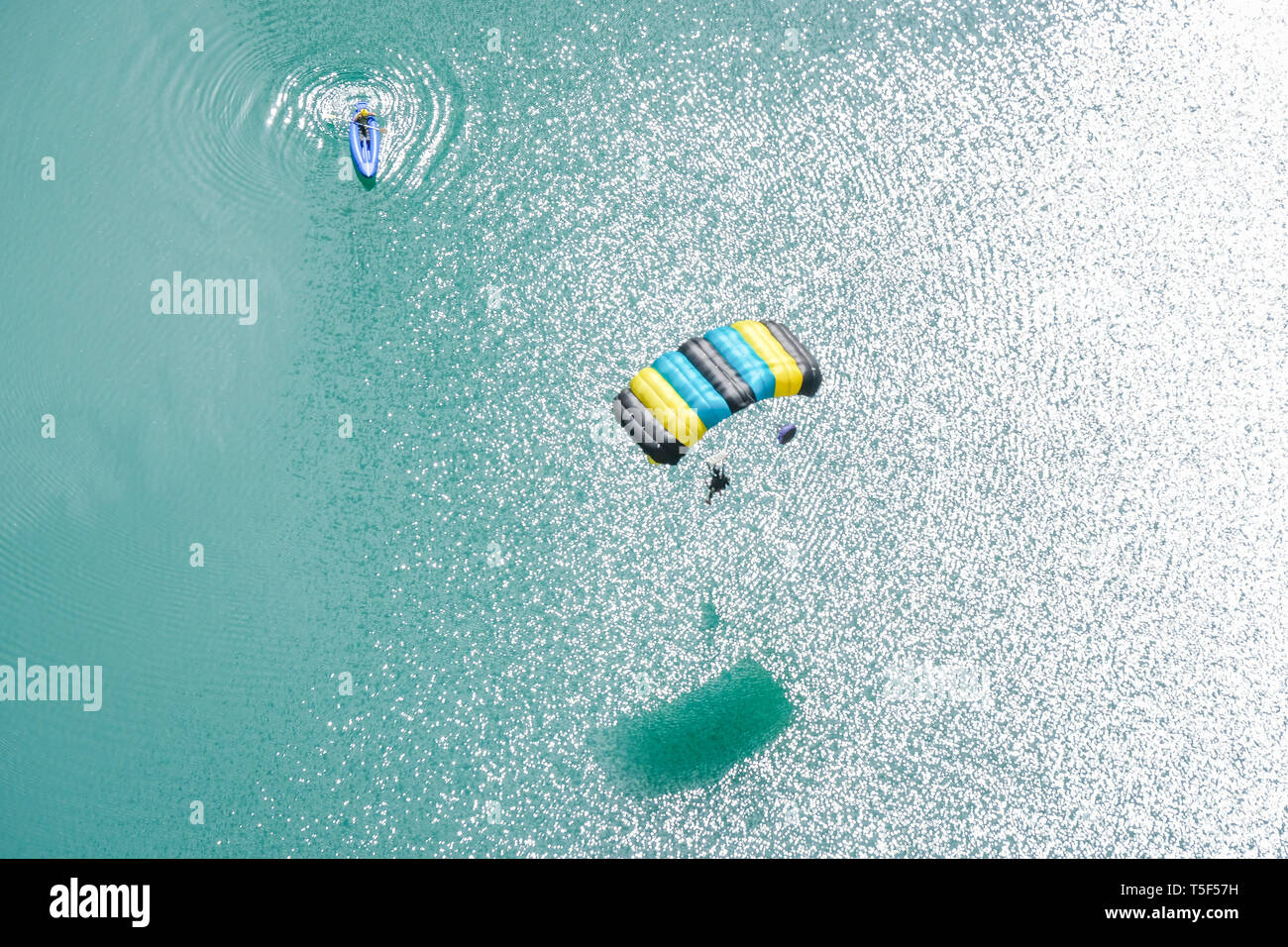IMOTSKI, CROATIE - Mai 04 : un homme avec un saut en parachute au-dessus du lac rouge, Split-dalmatie, Imotski, la Croatie le 04 mai 2018 à Imotski, Croatie. Banque D'Images