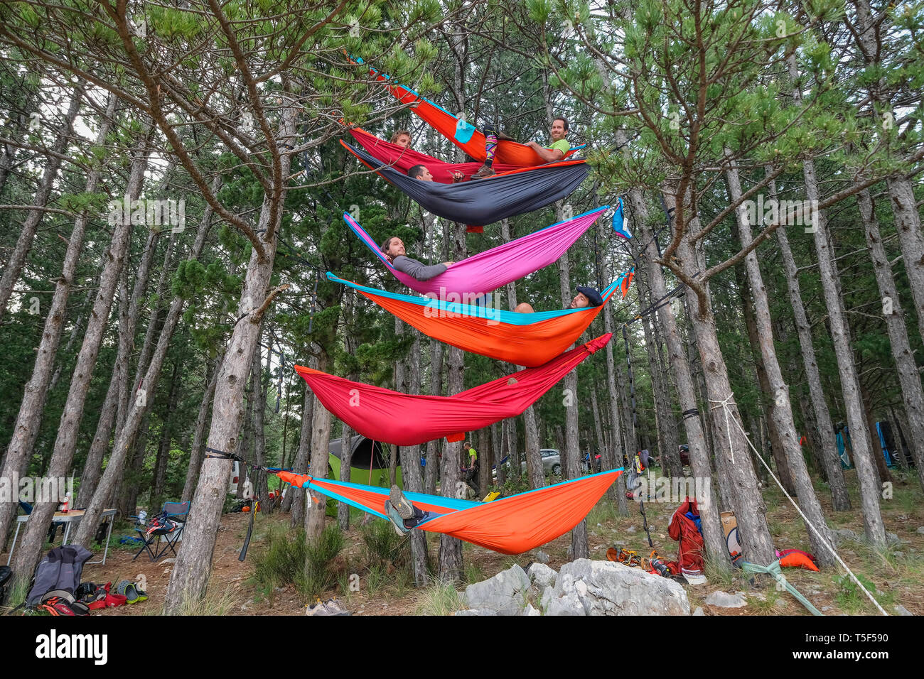 IMOTSKI, CROATIE - Mai 04 : un groupe de personnes qui dorment dans des hamacs près du lac rouge, Split-dalmatie, Imotski, la Croatie le 04 mai 2018 à Imotski, Croatie. Banque D'Images