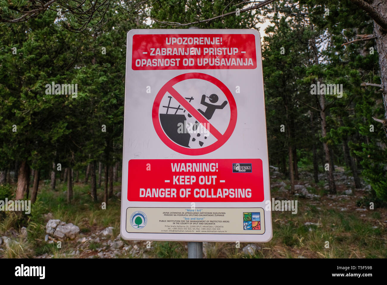 IMOTSKI, CROATIE - Mai 02 : un signe d'avertissement des dangers de chute près de la Red Lake, Split-dalmatie, Imotski, la Croatie le 02 mai 2018 à Imotski, Croatie. Banque D'Images