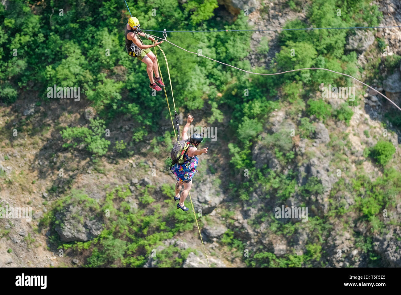 IMOTSKI, CROATIE - Mai 06 : un homme saut à la corde d'une highline le lac rouge, Split-dalmatie, Imotski, la Croatie le 06 mai 2018 à Imotski, Croatie. Banque D'Images