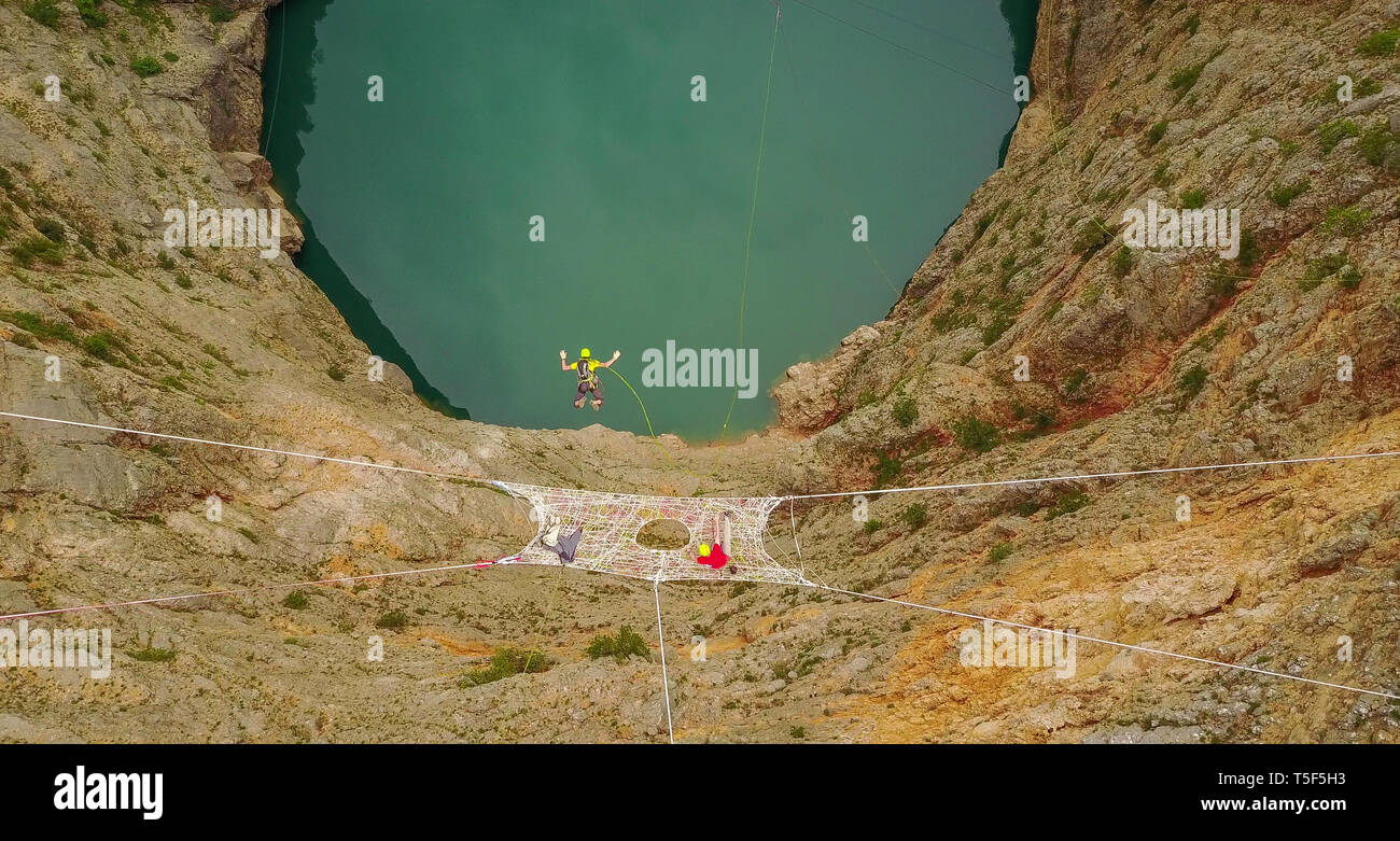 IMOTSKI, CROATIE - Mai 02 : un homme avec un saut en parachute à partir d'un espace net au-dessus du lac rouge, Split-dalmatie, Imotski, la Croatie le 02 mai 2018 à Imotski, Croatie. Banque D'Images