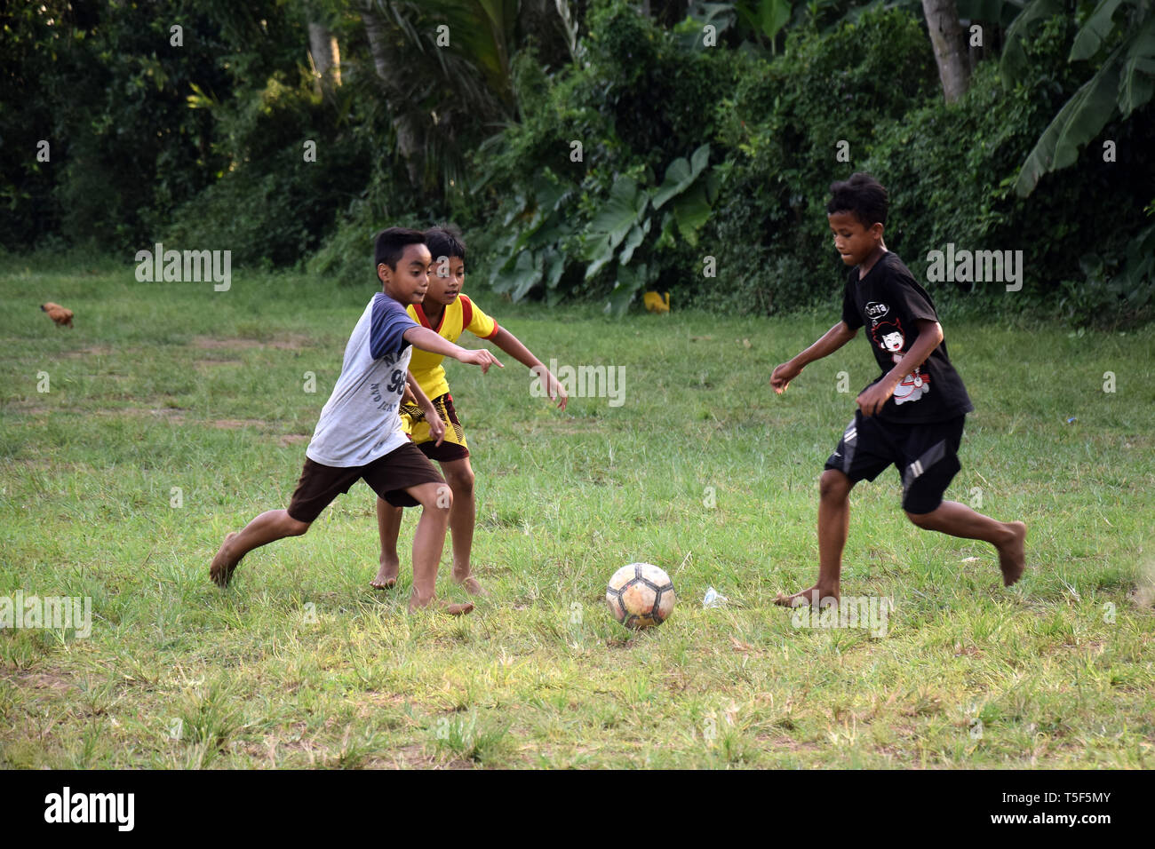 La fièvre de la Coupe du monde à des régions éloignées du pays, village enfants vraiment profiter de jouer au football avec leurs amis Banque D'Images